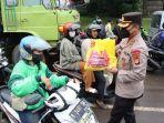 Kapolres-Tangsel-AKBP-Salry-Sollu-saat-bagikan-sembako.jpg