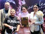 Krisdayanti-dan-Raul-Lemos-saat-mendampingi-peluncuran-single-Amora-Lemos.jpg