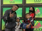 Lerry-Jakmania-bersama-istri-dan-anaknya-yang-datang-ke-Stadion-Pakansari-Cibinong-Bogor.jpg