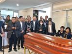 Menteri-Sugiono-saat-menyerahoan-jenazah-Zetro-Leonard-Purba.jpg
