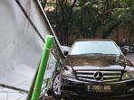 Mobil-Sedan-Mercy-Tabrak-Reklame.jpg