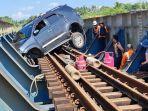 Mobil-fortuner-melintang-di-rel-KA.jpg