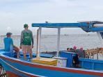 Nelayan-saat-melihat-pagar-laut-di-Tangerang.jpg