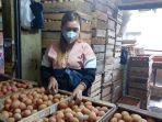 Pedagang-telur-di-Pasar-Pademangan-Timur.jpg