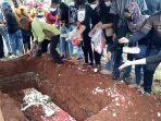 Pemakaman-jenazah-Petra-Eka-alias-Etus-bin-Suhendar-korban-kebakaran-Lapas-Kelas-I-Tangerang.jpg