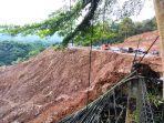 Pencarian-korban-di-lokasi-gempa.jpg