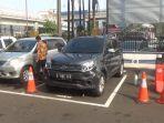 Pengendara-mobil-berpelat-RFH-menabrak-anggota-PJR-Ditlantas-Polda-Metro-Jaya.jpg