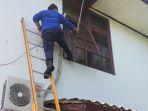 Petugas-Damkar-Kota-Depok-selamatkan-anak-yang-terkunci-di-kamar.jpg