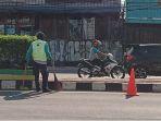 Petugas-kebersihan-bekerja-di-Jl-Raya-Serpong-1304.jpg