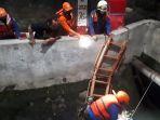 Proses-pencarian-bocah-tenggelam-di-Kramat-Jati.jpg