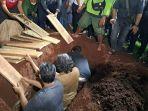 Prosesi-pemakaman-Ferry-Mursyidan-Baldan-di-TPU-Karet-Bivak-Jumat-2112022-malam.jpg