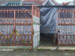 Rumah-ditutup-plastik-untuk-mengurangi-bau.jpg