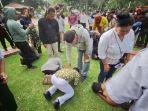 Siswa-sungkem-ke-orangtua-usai-ditangkap-polisi-di-Halaman-Balai-Kota-DKI.jpg