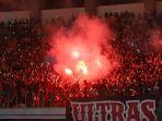Suporter-Timnas-Indonesia-saat-menyalakan-flare.jpg