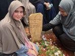 Tissa-Biani-di-makam-ayahnya.jpg