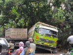 Truk-bermuatan-batu-brangkal-terperosok.jpg