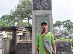 Widodo-tukang-gali-kubur-di-TPU-Petamburan.jpg