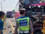 kecelakaan-bus-pariwisata-di-tol-tangerang-Merak12.jpg