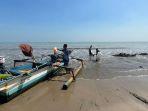 masyarakat-mengambil-sampah-plastik-di-laut.jpg