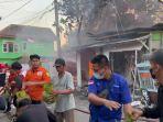 memindahkan-tabung-gas-LPG-secara-estafet-saat-kebakaran.jpg