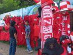 Pedagang Jersey Timnas Indonesia Ramaikan Piala AFF U-19 di Area Stadion Patriot Candrabhaga