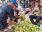 pedagang-selongsong-ketupat.jpg