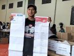 petugas-menunjukan-surat-suara-rusak.jpg