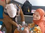 petugas-puskesmas-berikan-vaksin-rotavirus.jpg
