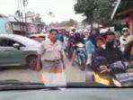 pria-adang-ambulans-Rabu-2042022.jpg