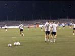 Latihan Timnas Indonesia di Manila Dimeriahkan Pendar Kembang Api dan Entakan Musik Disko