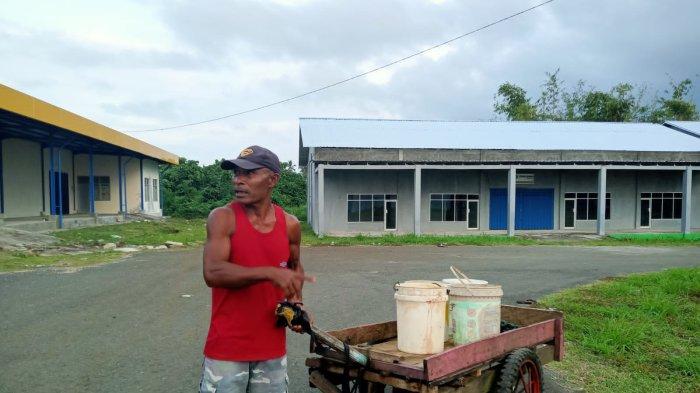 Pakai Gerobak, Daim  Rela Buang Limbah Ikan Sejauh 10 Kilometer dari Pasar Rakyat Morotai