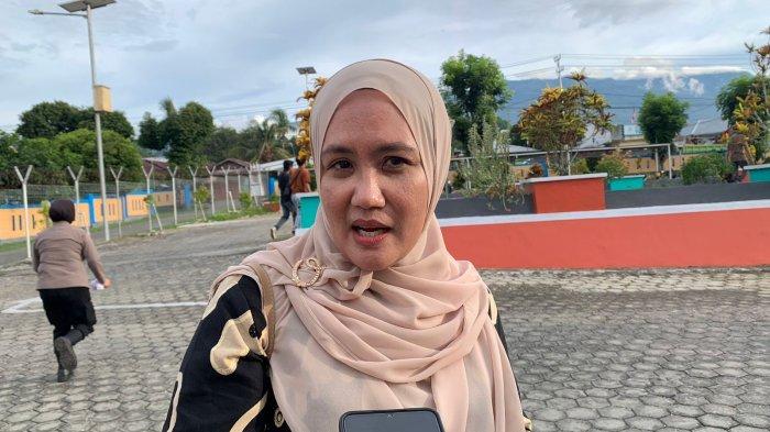 KESEHATAN: Kepala Dinas Kesehatan Halmahera Selatan Asia Hasyim ketika menjelaskan pengadaan dokter di Puskesmas Yaba dan Indari, Minggu (10/12/