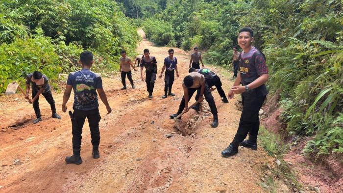 13 personel Polres Pulau Taliabu perbaiki jalan Gunung Sampe di Desa Kawalo-woyo