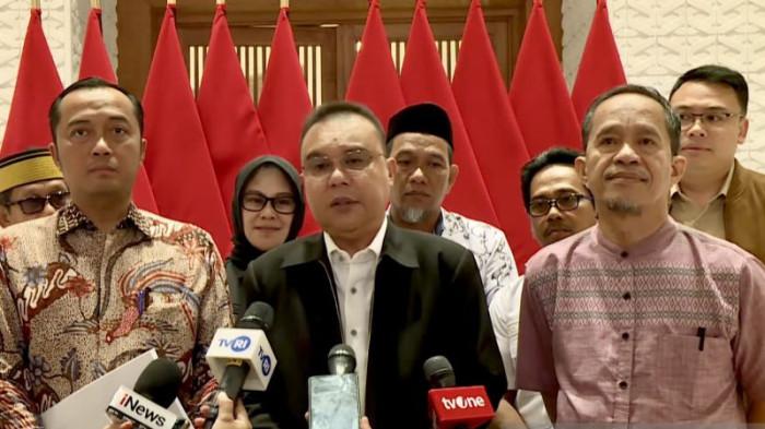 HUKUM: Wakil Ketua DPR Sufmi Dasco Ahmad (tengah) dan Menteri Sekretaris Negara Prasetyo Hadi (kiri) di Lanud Halim Perdanakusuma, Jakarta, Kamis (13/11/2025) mengumumkan pemberian rehabilitasi oleh Presiden Prabowo Subianto kepada dua guru ASN asal Luwu Utara yang dipecat akibat pungutan ke orang tua murid untuk membantu membayar gaji guru honorer.