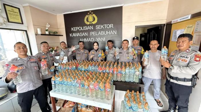 MIRAS: 226 botol miras jenis cap tikus dari Manado disita, hasil razia Polsek Kawasan Pelabuhan Ahmad Yani Ternate dari atas KM Sinabung, Selasa (7/4/2026). Cap tikus tersebut di dapat dek lima kapal tanpa pemilik