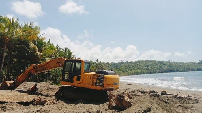 Aktivitas penambangan pasir di Desa Sambiki kecamatan Morotai timur, Pulau Morotai, Senin (30/05/2022)