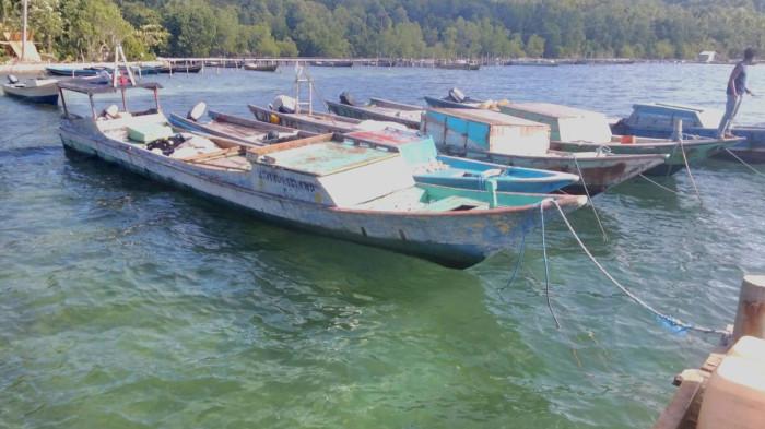 PENCURIAN: Sejumlah longboat terparkir di Pelabuhan Desa Buli, Kecamatan Kayoa, Halmahera Selatan, Rabu (4/2/2026). Di mana longboat-longboat tersebut mesihnya dicuri