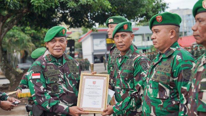 STATUS: Mayor Inf Iqbal Hanafi anggota Korem 152 Baabullah Ternate dinilai berhasil dalam penggalangan masyarakat hingga turut menghibahkan 400 hektar tanah ke TNI AD Pangdam XV/Pattimura, Mayjen TNI Dody Triwinarto langsung berikan reward, Senin (18/5/2026)