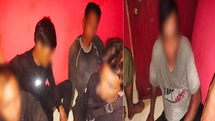 HUKUM: 5 orang pria saat diamakan warga Desa Sama dan Desa Fatkauyon, Kecamatan Sulabesi Timur, Kepulauan Sula karena diduga maling sapi, Rabu (5/11/2025).