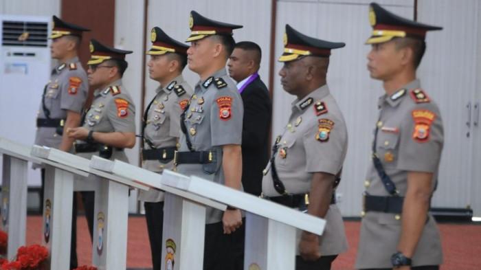 JABATAN: Sebanyak 6 orang pejabat utama resmi bergabung ke Polda Maluku Utara. Upacara serah terima jabatan dipimpin langsung Kapolda Maluku Utara Irjen Pol Waris Agono di Sofifi, Jumat (2/1/2026)