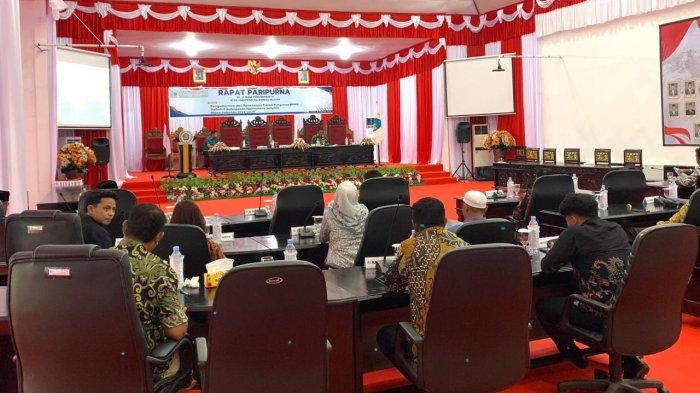 PARLEMEN: Para Anggota DPRD Halmahera Selatan, Maluku Utara ketika melaksanakan peripurna internal beberapa waktu lalu