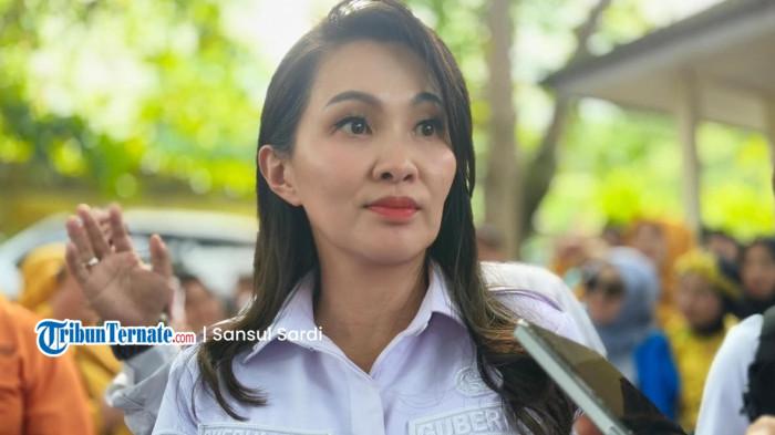 CAPAIAN: Gubernur Maluku Utara Sherly Laos saat bersedia diwawancarai sejumlah awak media termasuk Tribunternate.com disela-sela kunjungan kerjanya di Kota Ternate, Rabu (24/12/2025)