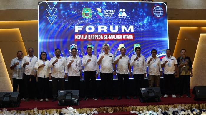 AGENDA: Foto bersama pada acara Forum Kepala Bappeda kabupaten/kota se Maluku Utara di Royal Resto Ternate, Rabu (26/11/2025)