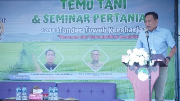 KELUHAN:  Sekkab Halmahera Timur Ricky Chairul Ricfhat pada acara Temu Tani dan Seminar Pertanian di Desa Sidomulyo, Kecamatan Wasile Timur, Minggu (30/11/2025)