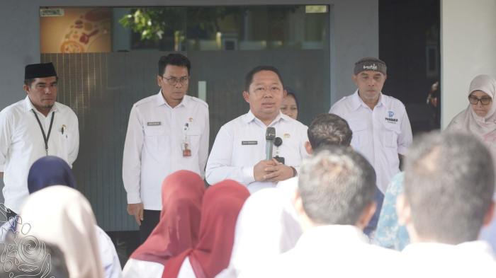 ARAHAN: Pengarahan Sekkot Ternate Rizal Marsaoly saat memimpin agenda Rabu Menyapa di Kantor Bappelitbangda Kota Ternate, Rabu (15/4/2026) kemarin. Pada kesempatan itu ia mengatakan, kedisiplinan bukan hanya soal kehadiran, melainkan bagian dari upaya mempererat koordinasi dan semangat kolektif sebagai abdi negara