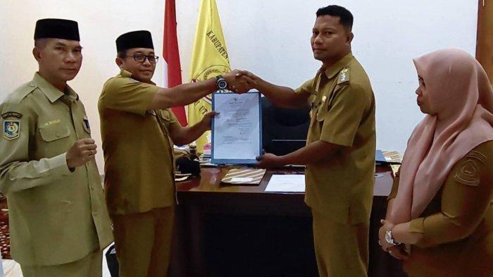 JABATAN: Pj Sekkab Pulau Taliabu Hayatuddin Fataruba serahkan surat pelaksana tugas (Plt) Kadis PUPR Pulau Taliabu ke Ahmad Tahir Tarauntu, Selasa (3/3/2026). Posisi ini sebelumnya dipegang Endro Sudarmono