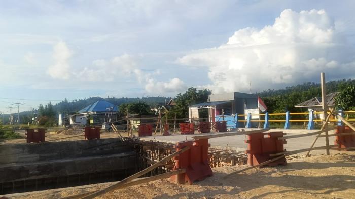 PROYEK: Kondisi terkini Jembatan Fangahu di Desa Bobong, Pulau Taliabu, Rabu (8/4/2026). Terlihat balok kayu dipasang meski jembatan itu sudah selesai dikerjakan