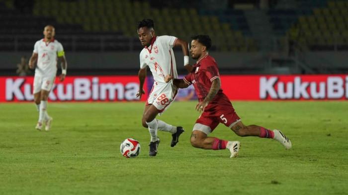 KOMPETISI: Aksi Alwi Slamat pada laga Persis Solo vs Malut United diputaran pertama Super League