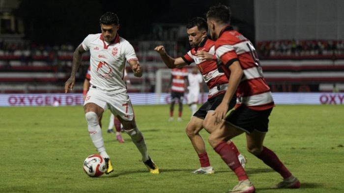 KOMPETISI: Aksi Ciro Alves pada laga Malut United vs Madura United pada lanjutan Super League 2025-2026 pekan ke 5 di Stadion Gelora Kie Raha, Ternate di Maluku Utara, Jumat (19/9/2025)