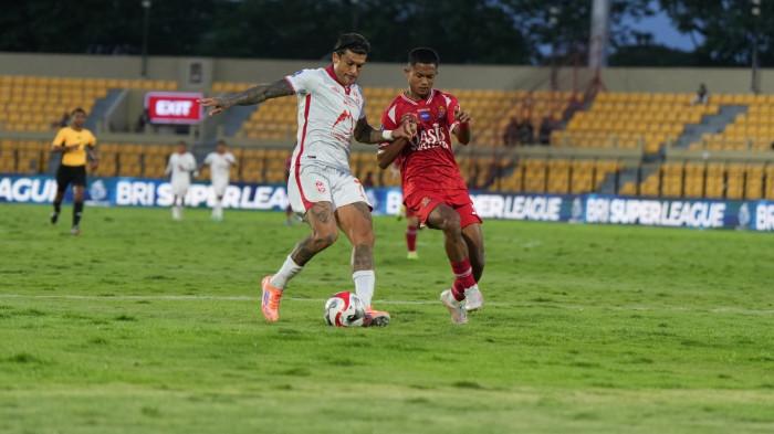 KOMPETISI: Aksi Ciro Alves pada laga Persijap Jepara vs Malut United di laga pekan ke 11 Super League di Stadion Gelora Bumi Kartini, Senin (3/11/2025)